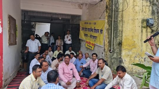 मिर्जापुर:31जुलाई 25 *माध्यमिक शिक्षक संघ के शिक्षको ने लंबित समस्याओं के समाधान के लिए सौंपा पत्रक* मिर्जापुर:31जुलाई 25 *माध्यमिक शिक्षक संघ के शिक्षको ने लंबित समस्याओं के समाधान के लिए सौंपा पत्रक*