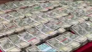 वाराणसी7जुलाई25* कैंट स्टेशन पर 35 लाख का हवाला पकड़ा गया, फिल्मी स्टाइल में होता था लेनदेन