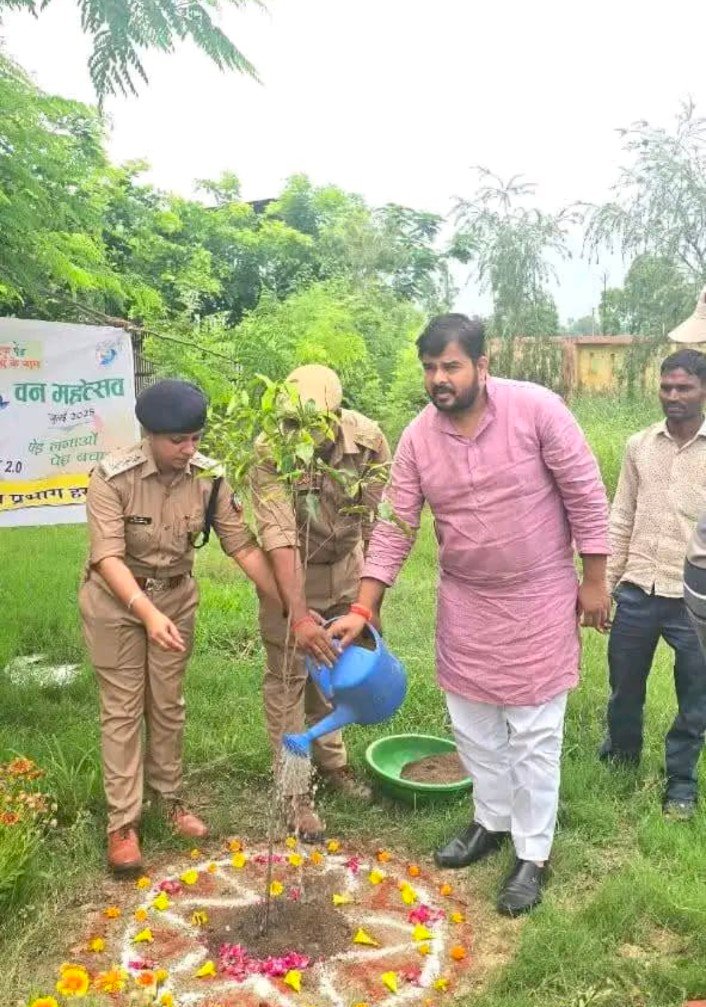 हरदोई04जुलाई25* पिहानी आईटीआई में वृक्षारोपणः ब्लॉक प्रमुख और वन रेंज अधिकारी ने मां के नाम लगाए पौधे