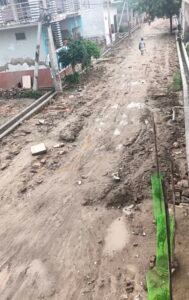 मथुरा12जुलाई 25 * नाली और सड़क निर्माण कार्य में देरी।।।