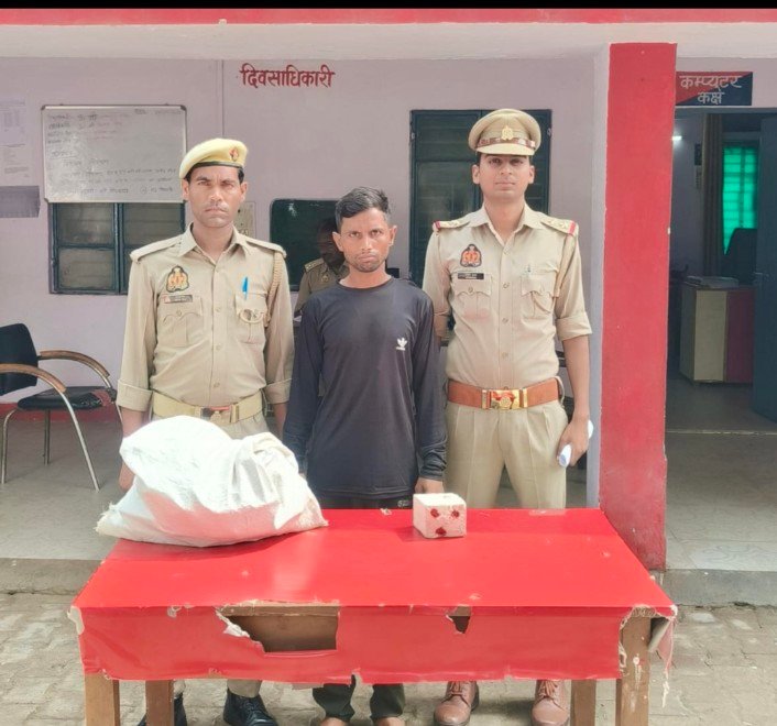 मथुरा15जुलाई2025* एक अभियुक्त को अवैध देशी शराब के साथ किया गिरफ्तार ।