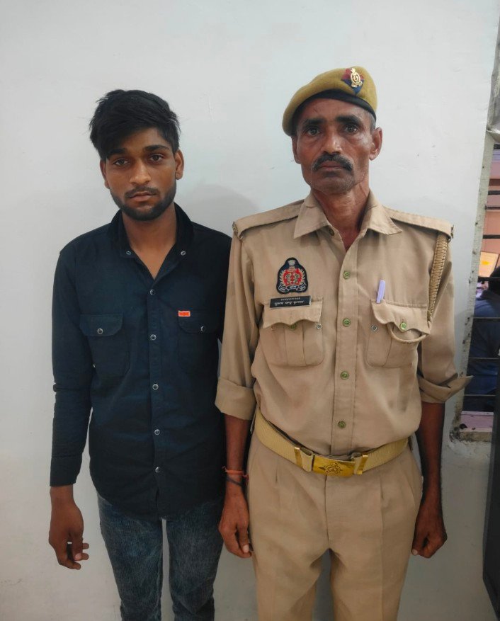 मथुरा 15 जुलाई 25*थाना गोवर्धन पुलिस ने नाबालिग लड़की को बहला फुसला कर ले जाने वाले अभियुक्त को किया गिरफ्तार 