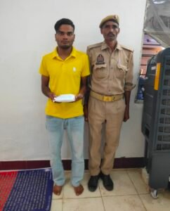 मथुरा15जुलाई2025* एक व्यक्ति को अवैध नशीला पाउडर एल्प्राजोलम सहित किया गिरफ्तार ।