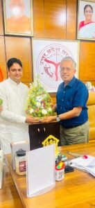 मथुरा 1 अगस्त 25 लखनऊ लोक भवन में नवायुक्त मुख्य सचिव उत्तर प्रदेश महोदय से भ्रष्टाचार भेंट करते