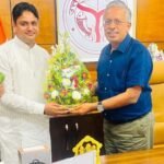 मथुरा 1 अगस्त 25 लखनऊ लोक भवन में नवायुक्त मुख्य सचिव उत्तर प्रदेश महोदय से भ्रष्टाचार भेंट करते