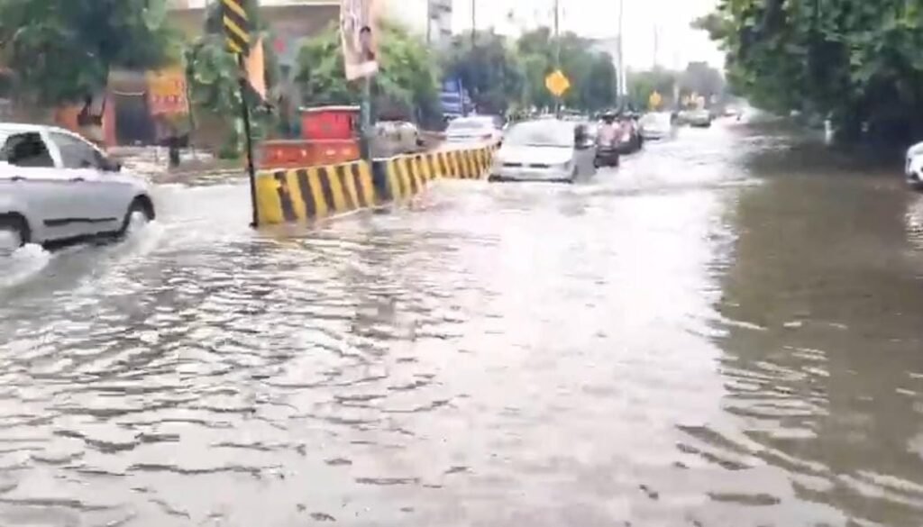 कानपुर04अगस्त25* लगातार 24 घंटे की बारिश ने शहर को किया जलमग्न