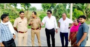 प्रयागराज08अगस्त25*राजस्व निरीक्षक ने मांगा दस दिन का समय:कार्यवाही नहीं हुई तो पीड़िता दोबारा मुख्यमंत्री आवास पर देगी धरना*