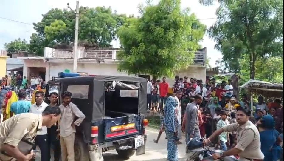 कौशांबी11अगस्त25*पेट गले में चाकू से वार कर पति ने दिनदहाड़े की पत्नी की हत्या*