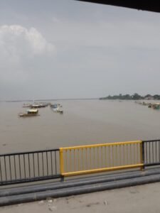 उत्तर प्रदेश 12अगस्त25*के फर्रुखाबाद जिला के घटियाघाट से लेकर राजेपुर के मध्य के दर्जनों गांव गंगा नदी में आई भीषण बाढ़