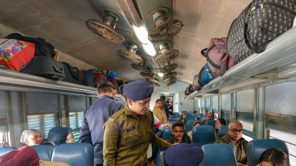 लखनऊ19अगस्त25*यूपी के इन स्टेशनों पर फिक्स हुआ वेट, फर्स्ट AC में 70 किलो, जनरल वाले ले जा पाएंगे 35 किलो का लगेज,