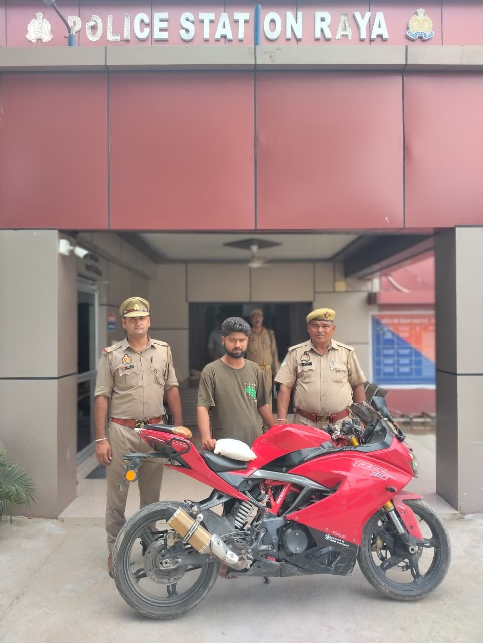 मथुरा20.08.2025* एक अभियुक्त को चोरी की मोटर साइकिल अवैध नशीला पदार्थ गांजा के साथ गिरफ्तार किया