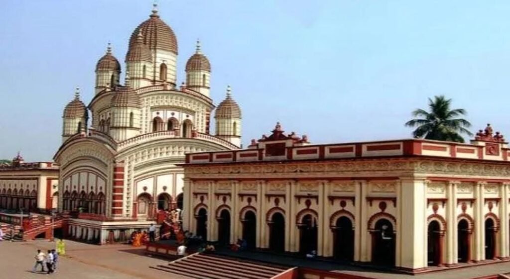 कोलकाता 22अगस्त 25*जाना था बनारस पर स्वप्न में आईं भगवती, प्राण-प्रतिष्ठा के लिए जुटे 1 लाख से अधिक ब्राह्मण: कोलकाता का दक्षिणेश्वर काली मंदिर