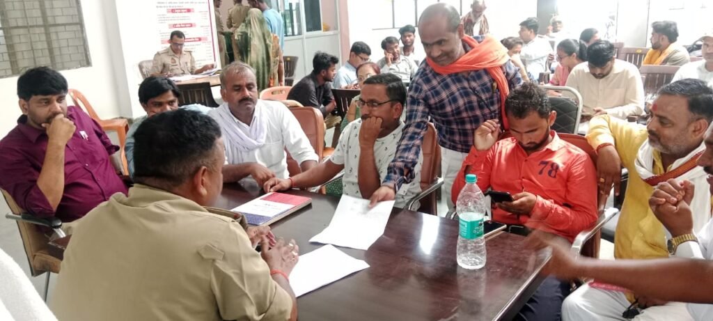 कौशाम्बी23अगस्त25*समाधान दिवस में फरियादियों ने दर्ज कराई अपनी शिकायत*