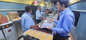 लखनऊ24अगस्त25*भारतीय रेलवे के अधिकारियों की पहल श्रमजीवी एक्सप्रेस में डीसीएम लखनऊ कुलदीप तिवारी का निरीक्षण