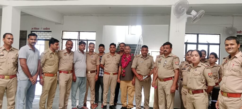 कौशाम्बी24अगस्त25*सिपाही का स्थानांतरण होने के बाद माल्यार्पण कर उसे दी गई विदाई* कौशाम्बी24अगस्त25*सिपाही का स्थानांतरण होने के बाद माल्यार्पण कर उसे दी गई विदाई*