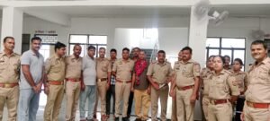 कौशाम्बी24अगस्त25*सिपाही का स्थानांतरण होने के बाद माल्यार्पण कर उसे दी गई विदाई*