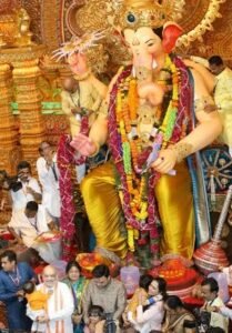 मुम्बई30अगस्त25*केंद्रीय गृह मंत्री अमित शाह शनिवार को मुंबई पहुंचे और लालबाग के राजा के दर्शन किए।