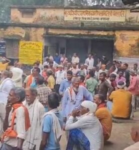 अयोध्या31जुलाई25*यूरिया खाद को लेकर किसान परेशान, सचिव मोबाइल बंद कर तीन दिन से फरार