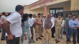 कानपुर1अगस्त25*डीएम ने यमुना समीपवर्ती गांव का निरीक्षण किया।