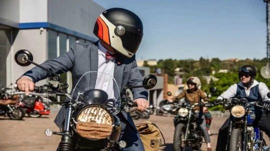 इंदौर1अगस्त25*Indore में बिना हेलमेट अब पेट्रोल नहीं, 10 प्रतिशत बढ़ी दुकानों पर हेलमेट की बिक्री*