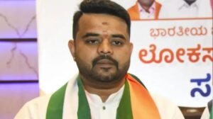 कर्नाटक1अगस्त25*🔯रेप केस में दोषी पाया गया पूर्व पीएम देवेगौड़ा का पोता प्रज्वल रेवन्ना, कोर्ट में ही रोने लगा..!*