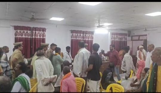 लखनऊ2अगस्त25*मोहनलालगंज तहसील दिवस में पीड़ित महिला लेकर पहुंची पेट्रोल।।