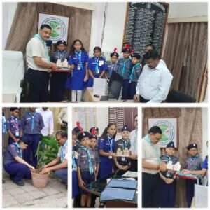 मिर्जापुर: 2अगस्त 25 *स्काउट्स के छात्रो ने जिला अधिकारी पवन कुमार गंगवार को स्कार्फ पहना कर किया स्वागत*