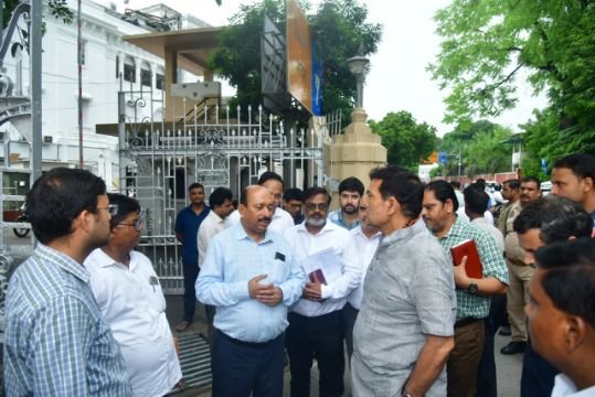 लखनऊ2अगस्त25*विधान सभा सत्र एवं स्वतंत्रता दिवस के दृष्टिगत नगर विकास एवं ऊर्जा मंत्री ने विधान सभा परिसर का किया निरीक्षण*