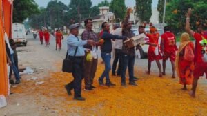 मिर्जापुर: 2अगस्त 25 *सावन के आखिरी सोमवार के लिए जाने वाले कांवरियों की सेवा में बरसाए पुष्प, बांटा अल्पाहार*