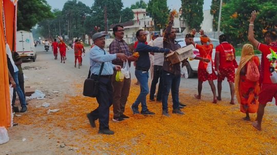 मिर्जापुर: 2अगस्त 25 *सावन के आखिरी सोमवार के लिए जाने वाले कांवरियों की सेवा में बरसाए पुष्प, बांटा अल्पाहार* मिर्जापुर: 2अगस्त 25 *सावन के आखिरी सोमवार के लिए जाने वाले कांवरियों की सेवा में बरसाए पुष्प, बांटा अल्पाहार*