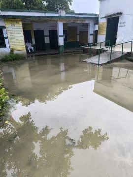 अयोध्या3अगस्त25*प्राथमिक विद्यालय जैसुखपुर में जलभराव से पठन पाठन प्रभावित,