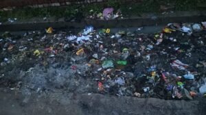 अयोध्या3अगस्त25*रुदौली नगर में जगह-जगह लगा है कूड़े का अंबार, जनता त्रस्त नगर पालिका कर्मी मस्त