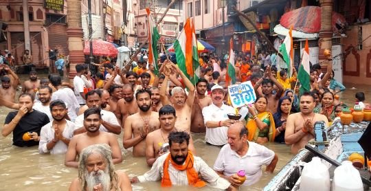 वाराणसी4अगस्त25*" नमामि गंगे ने मां गंगा की आरती कर रौद्र रूप शांति की लगाई गुहार "