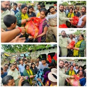 कानपुर नगर4अगस्त25*बाढ़ प्रभावित लोगों में विधायक सरोज कुरील ने राहत सामग्री वितरित की।