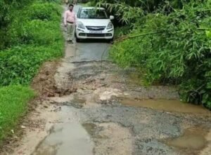 अयोध्या4अगस्त25*तेज बारिश से मवई कसारी संपर्क मार्ग धंसा राहगीरों का आवागमन ठप