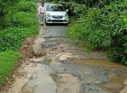 अयोध्या4अगस्त25*तेज बारिश से मवई कसारी संपर्क मार्ग धंसा राहगीरों का आवागमन ठप