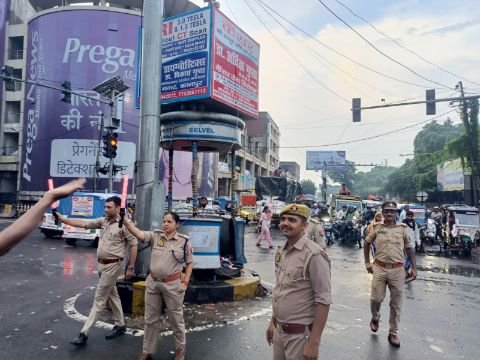कानपुर नगर6अगस्त25*शहर मे ट्रैफिक पुलिस प्रशासन ने लगातार हो रही बारिश में भी अपने कार्य को अंजाम दे रहे हैं* कानपुर नगर6अगस्त25*शहर मे ट्रैफिक पुलिस प्रशासन ने लगातार हो रही बारिश में भी अपने कार्य को अंजाम दे रहे हैं*