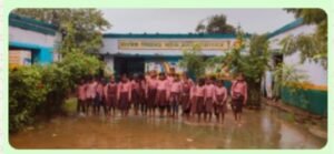 प्रयागराज6अगस्त25*प्राथमिक विद्यालय की छत जर्जर होने से बच्चों को स्कूल भेजने से कतरा रहे अभिभावक*