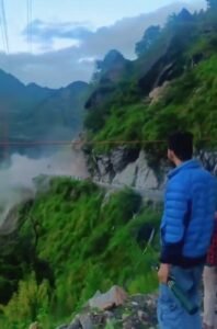 उत्तराखंड 07अगस्त25*के चमोली ज़िले में जोशीमठ-बद्रीनाथ राष्ट्रीय राजमार्ग पर भारी भूस्खलन हुआ है।