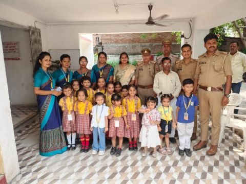 कानपुर नगर7अगस्त25*पुलिस कर्मियों को राखी बांधकर उनका सम्मान किया गया।