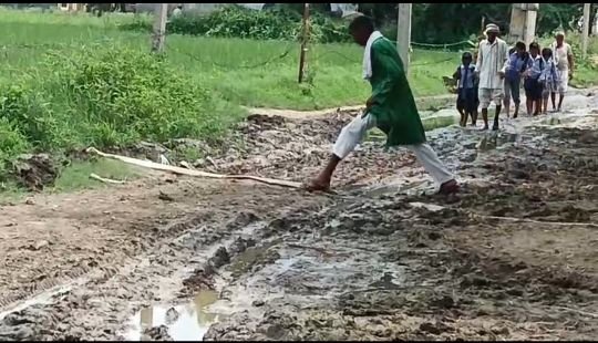 मथुरा7अगस्त 2025 बलदेव विधानसभा स्थित गढ़ी नंदू गांव में सड़क के नाम पर कीचड़ का ढेर*