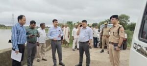 अयोध्या8अगस्त25*बाढ़ निरीक्षण करने पहुंचे जिलाधिकारी, एडीएम वित्त एवं राजस्व, उपजिलाधिकारी व पुलिस क्षेत्राधिकार