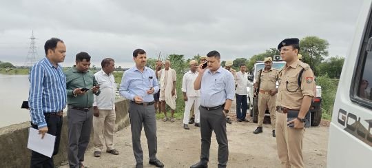 अयोध्या8अगस्त25*बाढ़ निरीक्षण करने पहुंचे जिलाधिकारी, एडीएम वित्त एवं राजस्व, उपजिलाधिकारी व पुलिस क्षेत्राधिकार अयोध्या8अगस्त25*बाढ़ निरीक्षण करने पहुंचे जिलाधिकारी, एडीएम वित्त एवं राजस्व, उपजिलाधिकारी व पुलिस क्षेत्राधिकार