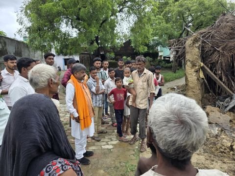 अयोध्या8अगस्त25*रुदौली में भारी बारिश से 30 मकान गिरे राहत और बचाव मे जुटा प्रशासन