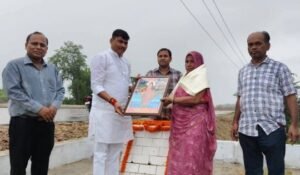 कौशांबी8अगस्त25*शहीद के स्मारक में श्रद्धा सुमन अर्पित करने के बाद दिए अंगवस्त व स्मृति चिन्ह*