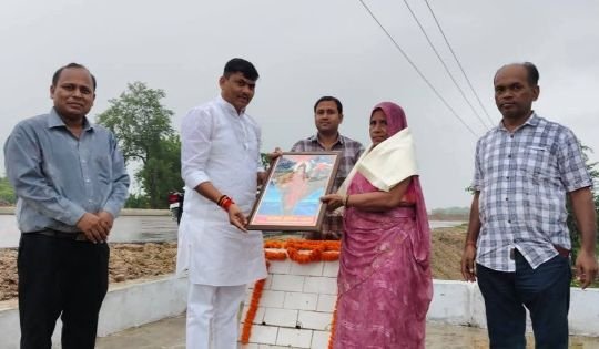 कौशांबी8अगस्त25*शहीद के स्मारक में श्रद्धा सुमन अर्पित करने के बाद दिए अंगवस्त व स्मृति चिन्ह*