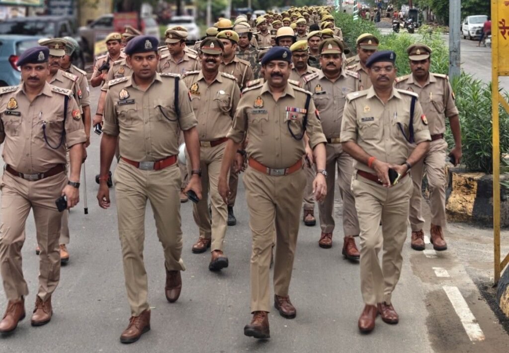 कौशांबी9अगस्त25*भारी पुलिस बल के साथ एसपी ने कस्बा मंझनपुर में किया फ्लैग मार्च*