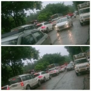 देहरादून11अगस्त25*दून हाइवे पर मोहण्ड़ के जंगल में सड़क के बीच गहरे गड्ढों की वजह से लगा लंबा जाम