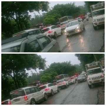 देहरादून11अगस्त25*दून हाइवे पर मोहण्ड़ के जंगल में सड़क के बीच गहरे गड्ढों की वजह से लगा लंबा जाम