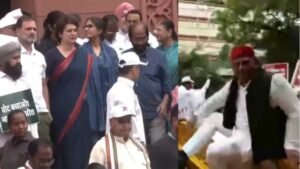 नई दिल्ली11अगस्त25*'वोट चोरी' पर मार्च निकाल रहे राहुल-प्रियंका हिरासत में, पुलिस ने रोका तो बैरिकेडिंग से कूद गए अखिलेश यादव*